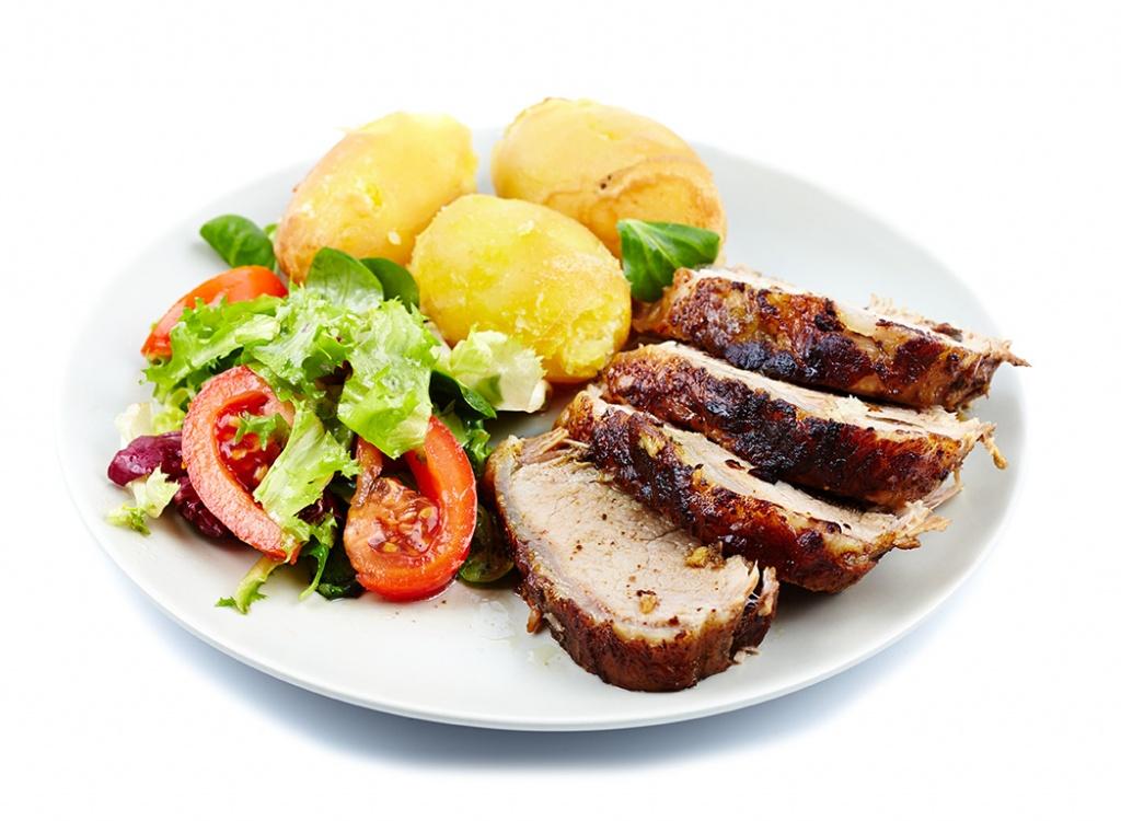 Baked tenderloin with salad